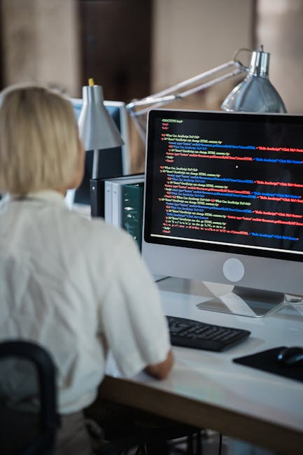 צוות התמיכה הטכנית של TechnoPro Academy עונה על שאלות סטודנטים